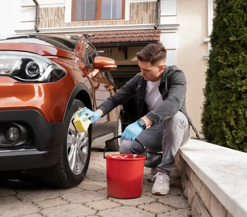 Lavage auto à domicile Saint-Martin-du-Fouilloux : professionnel intervenant sur un véhicule
